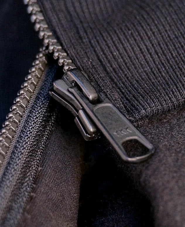Gros plan d’une fermeture zippée et de ses finitions