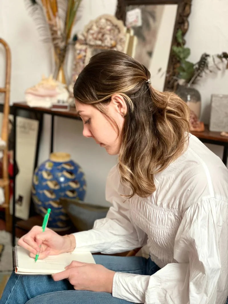 
Amandine au travail sur un dessin de vêtement
