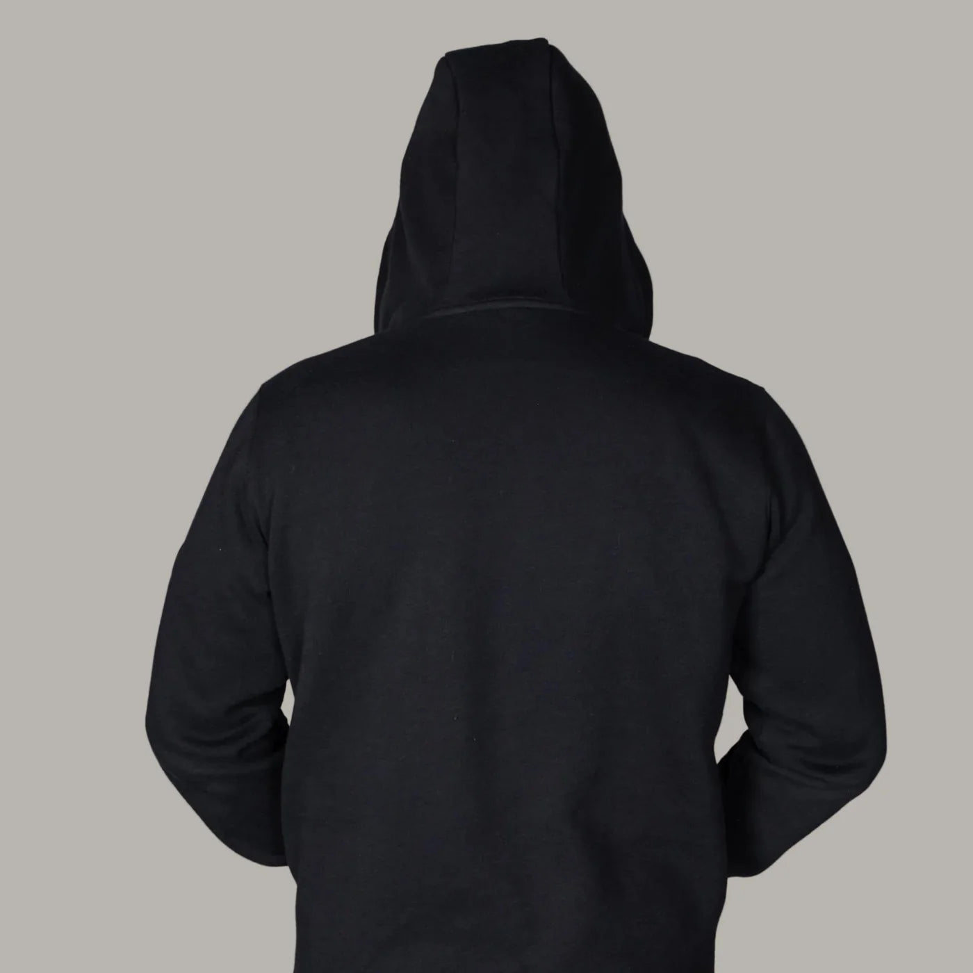 
Le hoodie Origins porté de dos, avec sa capuche et ses volumes